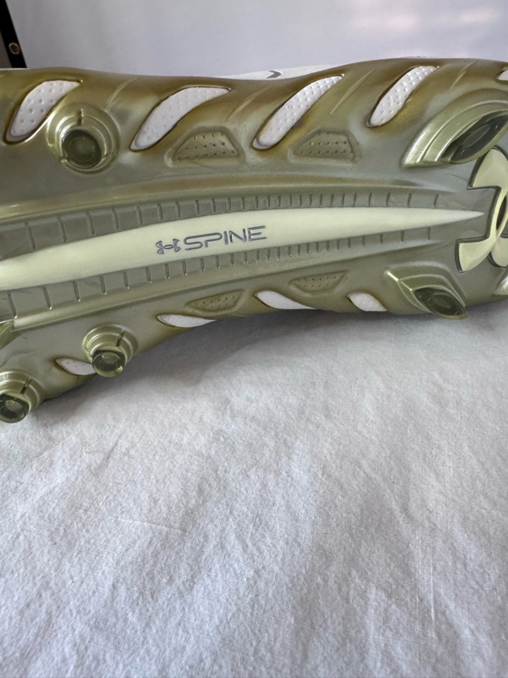 Under Armour Mens Light Gray Athletic Football Cleats with Subtle Lime Trim - Picture 5 of 7